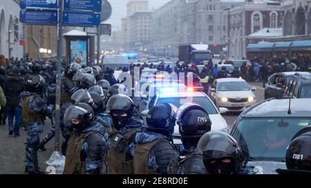 Moskau, Russland. Januar 2021. Die Nationalgarde wurde während der Demonstration auf der Straße gesehen. Mehr als fünftausend Menschen wurden während der Kundgebungen in verschiedenen Städten Russlands zur Unterstützung des Oppositionsführers Alexej Nawalny festgenommen, der am 17. Januar verhaftet wurde, als er aus Deutschland zurückkehrte, wo er sich fünf Monate lang von Vergiftungen erholt hatte. Kredit: SOPA Images Limited/Alamy Live Nachrichten Stockfoto