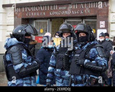 Moskau, Russland. Januar 2021. Nationalgarde stehen Alarm in der Nähe der U-Bahn-Ausgang am Komsomolskaya-Platz. Mehr als fünftausend Menschen wurden während der Kundgebungen in verschiedenen Städten Russlands zur Unterstützung des Oppositionsführers Alexej Nawalny festgenommen, der am 17. Januar verhaftet wurde, als er aus Deutschland zurückkehrte, wo er sich fünf Monate lang von Vergiftungen erholt hatte. Kredit: SOPA Images Limited/Alamy Live Nachrichten Stockfoto