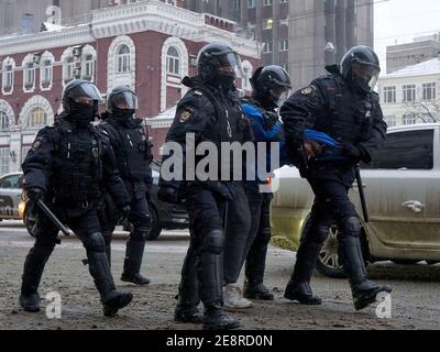 Moskau, Russland. Januar 2021. Polizisten verhaften einen Protestierenden während der Demonstration. Mehr als fünftausend Menschen wurden während der Kundgebungen in verschiedenen Städten Russlands zur Unterstützung des Oppositionsführers Alexej Nawalny festgenommen, der am 17. Januar verhaftet wurde, als er aus Deutschland zurückkehrte, wo er sich fünf Monate lang von Vergiftungen erholt hatte. Kredit: SOPA Images Limited/Alamy Live Nachrichten Stockfoto