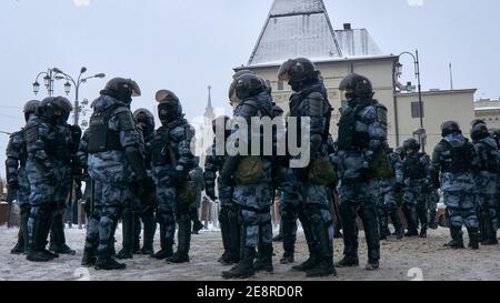 Moskau, Russland. Januar 2021. Nationalgarde stehen Alarm in der Nähe der U-Bahn-Ausgang am Komsomolskaya-Platz. Mehr als fünftausend Menschen wurden während der Kundgebungen in verschiedenen Städten Russlands zur Unterstützung des Oppositionsführers Alexej Nawalny festgenommen, der am 17. Januar verhaftet wurde, als er aus Deutschland zurückkehrte, wo er sich fünf Monate lang von Vergiftungen erholt hatte. Kredit: SOPA Images Limited/Alamy Live Nachrichten Stockfoto