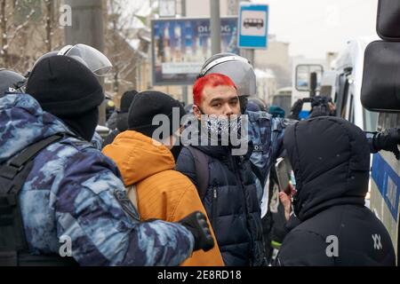 Moskau, Russland. Januar 2021. Polizeibeamte verhaften Demonstranten während der Demonstration. Mehr als fünftausend Menschen wurden während der Kundgebungen in verschiedenen Städten Russlands zur Unterstützung des Oppositionsführers Alexej Nawalny festgenommen, der am 17. Januar verhaftet wurde, als er aus Deutschland zurückkehrte, wo er sich fünf Monate lang von Vergiftungen erholt hatte. Kredit: SOPA Images Limited/Alamy Live Nachrichten Stockfoto