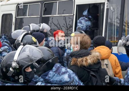 Moskau, Russland. Januar 2021. Polizeibeamte verhaften Demonstranten während der Demonstration. Mehr als fünftausend Menschen wurden während der Kundgebungen in verschiedenen Städten Russlands zur Unterstützung des Oppositionsführers Alexej Nawalny festgenommen, der am 17. Januar verhaftet wurde, als er aus Deutschland zurückkehrte, wo er sich fünf Monate lang von Vergiftungen erholt hatte. Kredit: SOPA Images Limited/Alamy Live Nachrichten Stockfoto