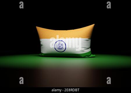 3d-Illustration von rechteckigen Kissen mit der Nationalflagge Indien unter rotem Licht auf schwarzem isoliertem Hintergrund Stockfoto