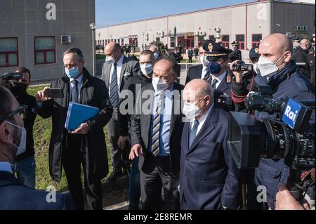 Lamezia Terme, Italien. Januar 2021. Staatsanwältin Nicola Gratteri (c) spricht zu den Gästen.während der jüngsten Regierungskrise nahm Justizminister Alfonso Bonafede an der Einweihung des Justizjahres 2021 im Hochsicherheitsgericht in Lamezia Terme im Bezirk Catanzaro Teil. Bei der Zeremonie waren auch mehrere prominente Persönlichkeiten in der nationalen Justiz Welt und Nicola Gratteri, die Staatsanwältin, die eine führende Rolle bei der Förderung des Prozesses "Rinascita Scott", einer der größten Prozess für Mafia in Italien (laufenden) hatte anwesend. Kredit: SOPA Images Limited/Alamy Live Nachrichten Stockfoto