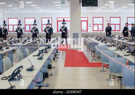 Lamezia Terme, Italien. Januar 2021. Carabinieri steht bei der Amtseinführung auf der Hut.während der jüngsten Regierungskrise nahm Justizminister Alfonso Bonafede an der Amtseinführung des Justizjahres 2021 im Hochsicherheitsgericht in Lamezia Terme im Bezirk Catanzaro Teil. Bei der Zeremonie waren auch mehrere prominente Persönlichkeiten in der nationalen Justiz Welt und Nicola Gratteri, die Staatsanwältin, die eine führende Rolle bei der Förderung des Prozesses "Rinascita Scott", einer der größten Prozess für Mafia in Italien (laufenden) hatte anwesend. Kredit: SOPA Images Limited/Alamy Live Nachrichten Stockfoto