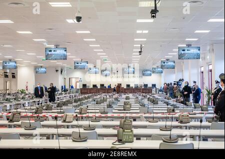 Lamezia Terme, Italien. Januar 2021. Ein allgemeiner Blick auf den Bunkerraum vor der Zeremonie.während der jüngsten Regierungskrise nahm Justizminister Alfonso Bonafede an der Einweihung des Justizjahres 2021 im Hochsicherheitsgericht in Lamezia Terme im Bezirk Catanzaro Teil. Bei der Zeremonie waren auch mehrere prominente Persönlichkeiten in der nationalen Justiz Welt und Nicola Gratteri, die Staatsanwältin, die eine führende Rolle bei der Förderung des Prozesses "Rinascita Scott", einer der größten Prozess für Mafia in Italien (laufenden) hatte anwesend. Kredit: SOPA Images Limited/Alamy Live Nachrichten Stockfoto