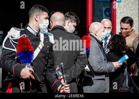 Lamezia Terme, Italien. Januar 2021. Im Anschluss an die Zeremonie werden die Beamten der Carabinieri gesehen.während der jüngsten Regierungskrise nahm Justizminister Alfonso Bonafede an der Einweihung des Justizjahres 2021 im Hochsicherheitsgericht in Lamezia Terme im Bezirk Catanzaro Teil. Bei der Zeremonie waren auch mehrere prominente Persönlichkeiten in der nationalen Justiz Welt und Nicola Gratteri, die Staatsanwältin, die eine führende Rolle bei der Förderung des Prozesses "Rinascita Scott", einer der größten Prozess für Mafia in Italien (laufenden) hatte anwesend. Kredit: SOPA Images Limited/Alamy Live Nachrichten Stockfoto