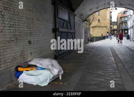 Blick auf das Bett eines Obdachlosen unter der Tower Bridge. Regierung drängt Leute, zu Hause zu bleiben und nur zu gehen, wenn sie eine vernünftige Entschuldigung haben. Großbritannien steht unter einer Sperre, um zu versuchen, die Rate des Coronavirus zu senken und den NHS zu schützen. Stockfoto