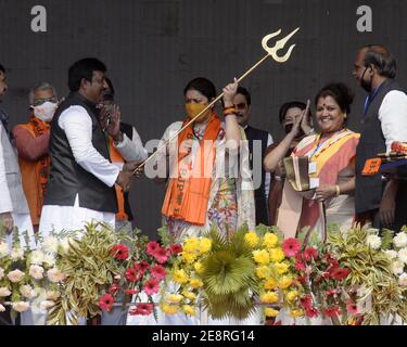 Howrah, Indien. Januar 2021. Bharatiya Janta Partei oder BJP Aktivist verärgerte Union Textile Minister Smriti Irani während Jogdan Mela Kundgebung im Dumurjala Stadion. (Foto von Ved Prakash/Pacific Press) Quelle: Pacific Press Media Production Corp./Alamy Live News Stockfoto