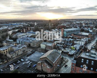 Bolton, Großbritannien. September 2017. (Anmerkung der Redaktion: Bild von einer Drohne) Sonnenaufgang über der Stadt Bolton, Greater Manchester. Kredit: SOPA Images Limited/Alamy Live Nachrichten Stockfoto