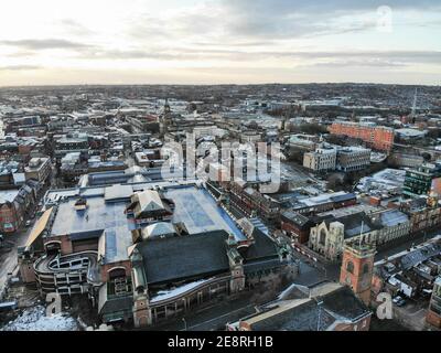 Bolton, Großbritannien. September 2017. (Anmerkung der Redaktion: Bild von einer Drohne) Sonnenaufgang über der Stadt Bolton, Greater Manchester. Kredit: SOPA Images Limited/Alamy Live Nachrichten Stockfoto