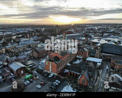 Bolton, Großbritannien. September 2017. (Anmerkung der Redaktion: Bild von einer Drohne) Sonnenaufgang über der Stadt Bolton, Greater Manchester. Kredit: SOPA Images Limited/Alamy Live Nachrichten Stockfoto