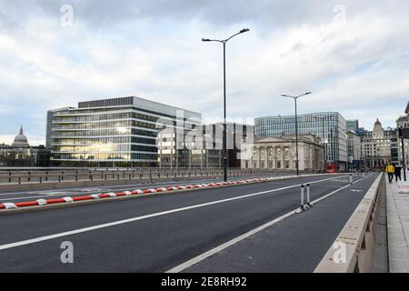 London, Großbritannien. Januar 2021. Die London Bridge ist während der nationalen Sperre verkehrsfrei abgebildet.die Regierung fordert die Menschen auf, zu Hause zu bleiben und nur zu gehen, wenn sie eine vernünftige Entschuldigung haben. Großbritannien steht unter einer Sperre, um zu versuchen, die Rate des Coronavirus zu senken und den NHS zu schützen. Quelle: Petra Figueroa/SOPA Images/ZUMA Wire/Alamy Live News Stockfoto