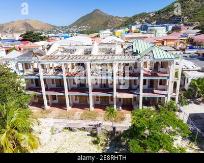 Beschädigung des Dachgebäudes auf der karibischen Insel St. Maarten. Schäden am Hurrikan-Dach. Stockfoto