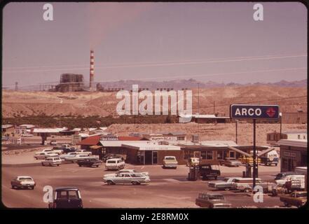 Mohave-Generating-Station-Bullhead-Stadt-in-Vordergrund-Mai-1972 7152646395 o. Stockfoto