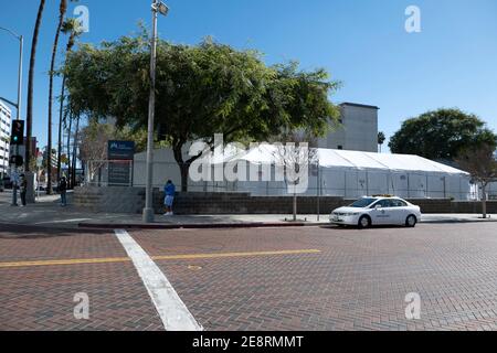 Los Angeles, CA USA - 30. Januar 2021: Zelte vor dem Kaiser Hospital für Coronavirus-Patienten Stockfoto