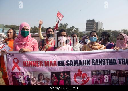 Mumbai , Indien - 25. Januar 2021 Transgender-Aktivisten Demonstranten halten ein Banner während einer Kundgebung auf dem Azad Maidan im Süden von Mumbai am Montag agai Stockfoto