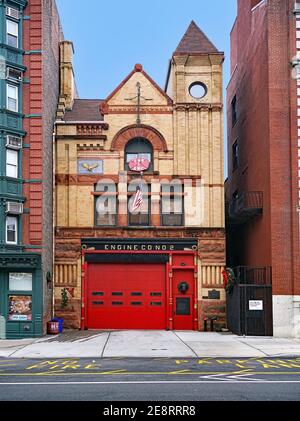 Hoboken, NJ, USA - 28. Dezember 2020: Historisches Feuerhaus aus dem Jahr 1890, noch in Gebrauch. Stockfoto