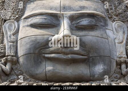 Buddha-Statue-Gesicht und alte Khmer-Architektur am Eingangstor zum Tempel der Sangke-Pagode Budhist in Battambang, Kambodscha Stockfoto