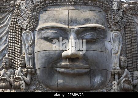 Buddha-Statue-Gesicht und alte Khmer-Architektur am Eingangstor zum Tempel der Sangke-Pagode Budhist in Battambang, Kambodscha Stockfoto