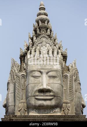 Buddha-Statue-Gesicht und alte Khmer-Architektur am Eingangstor zum Tempel der Sangke-Pagode Budhist in Battambang, Kambodscha Stockfoto