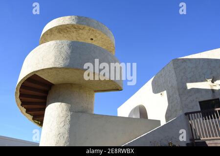 Spanisches weißes rundes Treppenhaus im Civic Center Park in der Altstadt von Scottsdale, Phoenix, Arizona Stockfoto