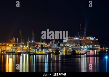 Hafen von Genua am Abend bei der Abfahrt der Kreuzfahrten vom Hafen von Genua. Hochwertige Fotos Stockfoto