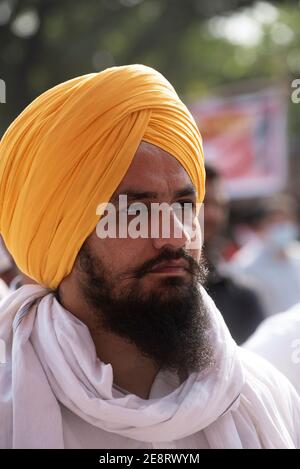 Mumbai , Indien - 25. Januar 2021, Portrait eines indischen Sikh Mann mit gelben Turban beim Denken in einer Kundgebung auf dem Azad Maidan gegen die Stockfoto