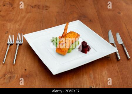 Lachssteak mit Gemüse. Stockfoto