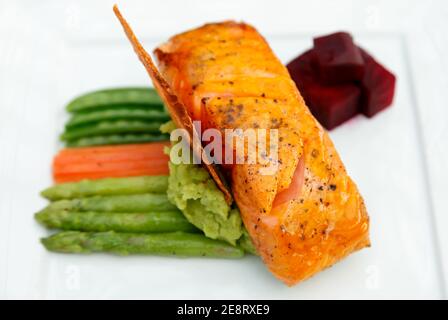 Lachssteak mit Gemüse. Stockfoto