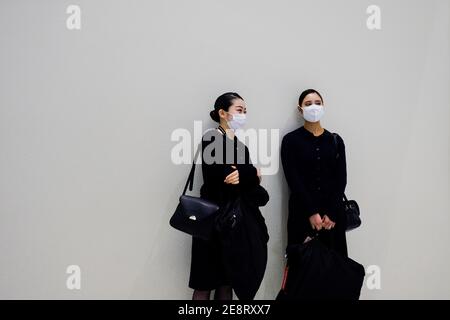 Tokio, Japan. Januar 2021. Das Kabinenpersonal von JAL (Japan Airlines) trägt Gesichtsmasken, während es auf seinen nächsten Flug am Flughafen Haneda wartet, inmitten des Ausbruchs der Coronavirus-Krankheit (COVID-19). Japan Airlines Group verbucht im April-Dezember 2020 einen Rekordverlust inmitten der Pandemie. Kredit: SOPA Images Limited/Alamy Live Nachrichten Stockfoto