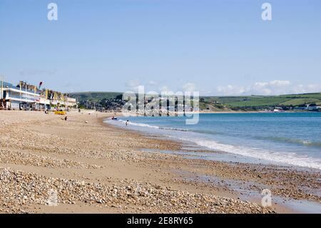 Blick Richtung Norden entlang Greenhill Beach in Weymouth, Dorset. Ein traditioneller englischer Badeort mit Sand- und Kiesstrand. Stockfoto