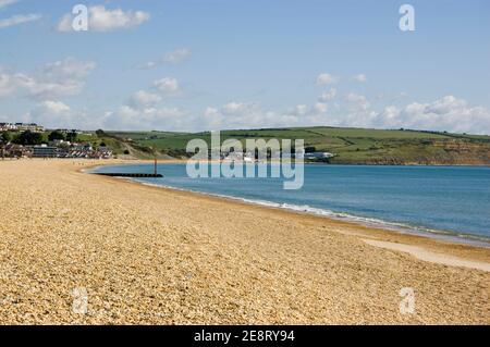 Blick Richtung Norden entlang des Shingle Preston Beach im Badeort Weymouth, Dorset. Stockfoto