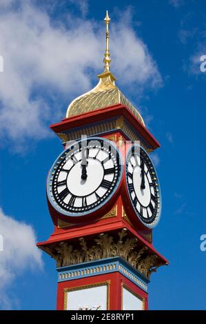 Detailansicht der Wahrzeichen Victoria Clock auf der Esplanade in Weymouth, Dorset. Mit Blick auf den Strand, wurde die Uhr im Jahr 1887 zur Markierung Königin VI. Errichtet Stockfoto