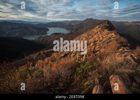 Ein Berg mit Blick auf den See Berryessa im Tal unten, einem malerischen Teil der kalifornischen Landschaft. Stockfoto