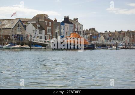 WEYMOUTH, DORSET, ENGLAND - 31. AUGUST: Das RNLI Rettungsboot liegt am 31 2012. August im Hafen von Weymouth. Das Charity-Run-Schiff ist eines der meistbesuchten Resc Stockfoto