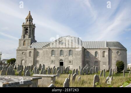 Blick über den windgepeitschten Kirchhof der St. George's Church, Portland. Eine der wenigen georgischen Kirchen in Dorset. Erbaut von der lokalen Portland Street Stockfoto