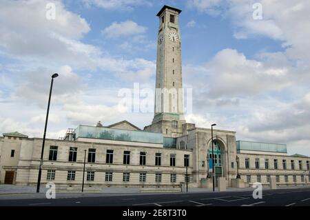 Blick auf den Eingang zum SeaCity Museum in einem Teil des Civic Center, Southampton, Hampshire. In den 1930er Jahren ist auch das Art Deco council Headquarters beheimatet Stockfoto