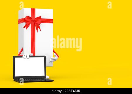 Weiße Geschenkschachtel und rotes Band Zeichen Maskottchen mit modernem Laptop Computer Notebook und leerer Bildschirm für Ihr Design auf einem gelben Hintergrund. 3D Rendern Stockfoto