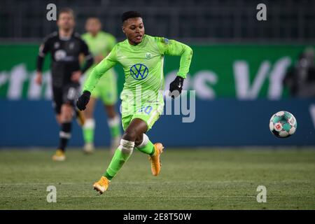 Wolfsburg, Deutschland. Januar 2021. Fußball: Bundesliga, VfL Wolfsburg - VfB Stuttgart, Matchday 19 in der Volkswagen Arena. Wolfsburgs Ridle Baku spielt den Ball. Quelle: Swen Pförtner/dpa - WICHTIGER HINWEIS: Gemäß den Bestimmungen der DFL Deutsche Fußball Liga und/oder des DFB Deutscher Fußball-Bund ist es untersagt, im Stadion und/oder des Spiels aufgenommene Fotos in Form von Sequenzbildern und/oder videoähnlichen Fotoserien zu verwenden oder zu verwenden./dpa/Alamy Live News Stockfoto