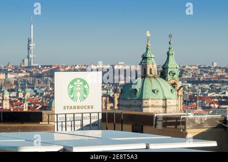 Starbucks Coffee Filiale in der Nähe der Prager Burg in Kajetanka, ehemaliges Kloster am 31. Januar 2021 in Prag, Tschechische Republik. Sonnig Stockfoto