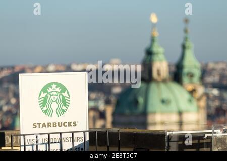 Starbucks Coffee Filiale in der Nähe der Prager Burg in Kajetanka, ehemaliges Kloster am 31. Januar 2021 in Prag, Tschechische Republik. Sonnig Stockfoto