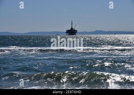 Ein Öltankschiff, das Schiff hinter einer offshore Bohrinsel im südlichen Kalifornien Stockfoto