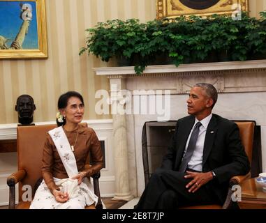 Washington, Usa. Februar 2021. Datei Foto - US-Präsident Barack Obama hält ein bilaterales Treffen mit Staatsrat Aung San Suu Kyi von Myanmar im Ovale Office des Weißen Hauses 14. September 2016, Washington, DC, USA. Myanmars mächtiges Militär hat das Land in einem Putsch unter seine Kontrolle gebracht und den Ausnahmezustand ausgerufen, nachdem Aung San Suu Kyi und andere hochrangige Regierungsvertreter am Montag in den frühen Morgenrazzien festgenommen wurden. Foto von Aude Guerrucci/Pool/ABACAPRESS.COM Quelle: Abaca Press/Alamy Live News Stockfoto