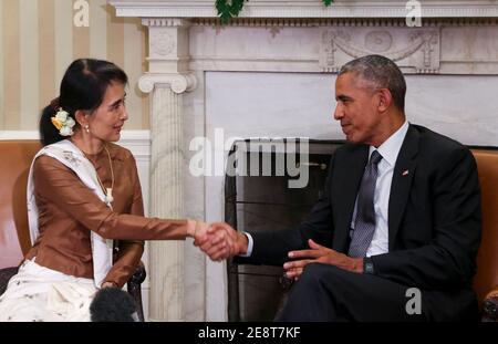 Datei Foto - US-Präsident Barack Obama hält ein bilaterales Treffen mit Staatsrat Aung San Suu Kyi von Myanmar im Ovale Office des Weißen Hauses 14. September 2016, Washington, DC. Myanmars mächtiges Militär hat das Land in einem Putsch unter seine Kontrolle gebracht und den Ausnahmezustand ausgerufen, nachdem Aung San Suu Kyi und andere hochrangige Regierungsvertreter am Montag in den frühen Morgenrazzien festgenommen wurden. Foto von Aude Guerrucci/ ABACAPRESS.COM Quelle: Abaca Press/Alamy Live News Stockfoto