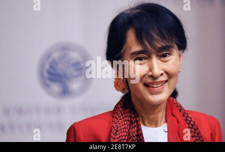 Washington, Usa. Februar 2021. File photo - Friedensnobelpreisträger und birmanischer pro-demokratischer Oppositionsführer Daw Aung San Suu Kyi spricht im Rahmen einer 18-tägigen Tour durch die Vereinigten Staaten am 18. September 2012 in Washington, DC, USA, an das United States Institute of Peace. Myanmars mächtiges Militär hat das Land in einem Putsch unter seine Kontrolle gebracht und den Ausnahmezustand ausgerufen, nachdem Aung San Suu Kyi und andere hochrangige Regierungsvertreter am Montag in den frühen Morgenrazzien festgenommen wurden. Foto von Olivier Douliery/ABACAPRESS.COM Quelle: Abaca Press/Alamy Live News Stockfoto