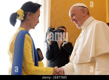 File photo - Papst Franziskus trifft Aung San Suu Kyi, Staatsrätin und Außenministerin der Union der Republik Myanmar (ehemals Burma), am 4. Mai 2017 bei einer privaten Audienz im Vatikan. Suu Kyi ist in Rom, um an einer vom italienischen parlament organisierten Konferenz über Geschlechtergleichstellung und nachhaltige Entwicklung teilzunehmen. Myanmars mächtiges Militär hat das Land in einem Putsch unter seine Kontrolle gebracht und den Ausnahmezustand ausgerufen, nachdem Aung San Suu Kyi und andere hochrangige Regierungsvertreter am Montag in den frühen Morgenrazzien festgenommen wurden. Foto von Eric Vandeville Stockfoto