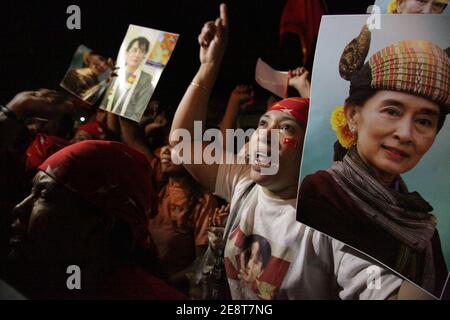 File photo - Aung San Suu Kyi und Unterstützer der National League for Democracy (NLD) feiern ihren Sieg bei den Parlamentswahlen vor dem Parteihauptsitz am 1. April 2012 in Yangon, Myanmar. Tausende von Menschen mit einer außergewöhnlichen Vielfalt an Rassen, Alter und sozialen Hintergrund sahen zusammen die Ergebnisse auf einer Großleinwand mit dem lauten Klang von Rapp und Hip Hop Songs, um zum ersten Mal eine demokratische Wahl zu feiern. Das mächtige Militär Myanmars hat in einem Putsch die Kontrolle über das Land übernommen und nach der Inhaftierung von Aung San Suu Kyi und anderen hochrangigen Beamten den Ausnahmezustand erklärt Stockfoto