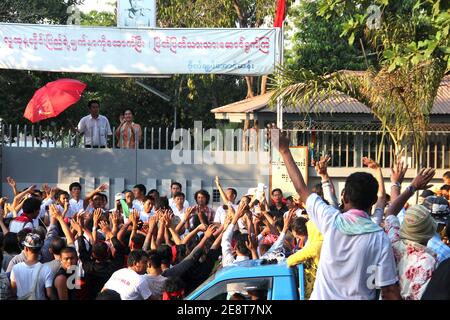 Yangon, Myanmar. Februar 2021. File photo - Myanmar Oppition Leader Daw Aung San Suu Kyi trifft die Menge vor ihrem späten Haus und verschenkt Essen als Brauch der Myanmar Neujahr Feier in Yangon, Myanmar, am 16. April 2012. Myanmars mächtiges Militär hat das Land in einem Putsch unter seine Kontrolle gebracht und den Ausnahmezustand ausgerufen, nachdem Aung San Suu Kyi und andere hochrangige Regierungsvertreter am Montag in den frühen Morgenrazzien festgenommen wurden. Foto von Pyay Kyaw Myint/Jazz Editions/ABACAPRESS.COM Credit: Abaca Press/Alamy Live News Stockfoto