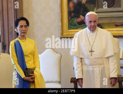 File photo - Papst Franziskus trifft Aung San Suu Kyi, Staatsrätin und Außenministerin der Union der Republik Myanmar (ehemals Burma), am 4. Mai 2017 bei einer privaten Audienz im Vatikan. Suu Kyi ist in Rom, um an einer vom italienischen parlament organisierten Konferenz über Geschlechtergleichstellung und nachhaltige Entwicklung teilzunehmen. Myanmars mächtiges Militär hat das Land in einem Putsch unter seine Kontrolle gebracht und den Ausnahmezustand ausgerufen, nachdem Aung San Suu Kyi und andere hochrangige Regierungsvertreter am Montag in den frühen Morgenrazzien festgenommen wurden. Foto von Eric Vandeville Stockfoto